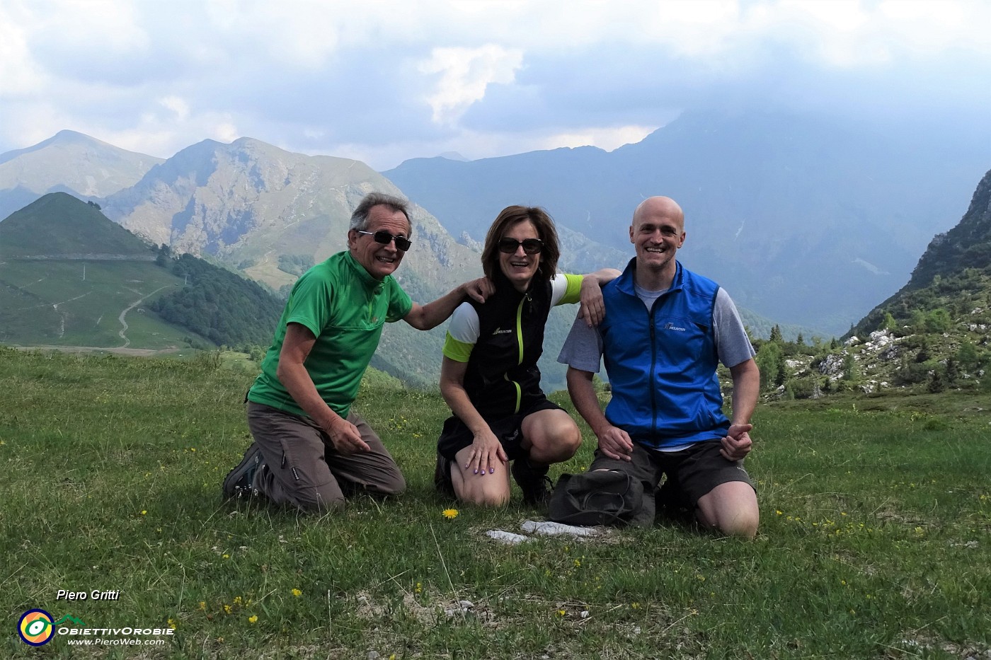 20 Ai Piani di Bobbio con vista in Tre Signori.JPG -                                